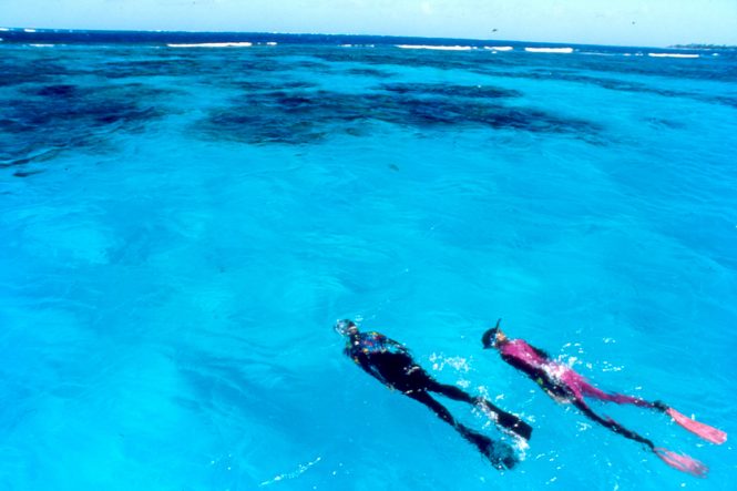 Couple diving in the Caribbean © St.Vincent & the Grenadines Tourism Authority