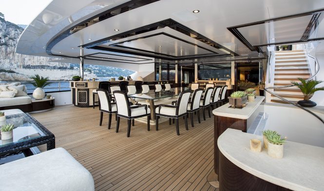 alfresco dining aboard the spectacular ILLUSION V superyacht