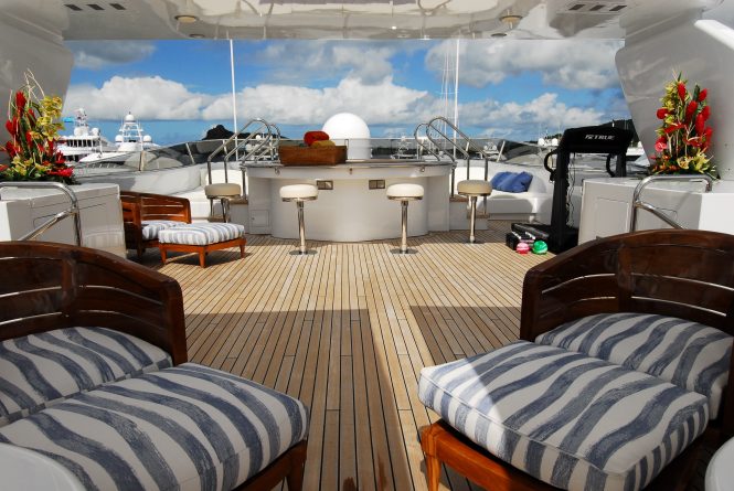 Sun deck with jacuzzi