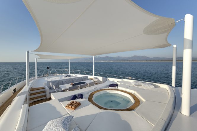 Jacuzzi aboard DA VINCI - photo credit Mangusta