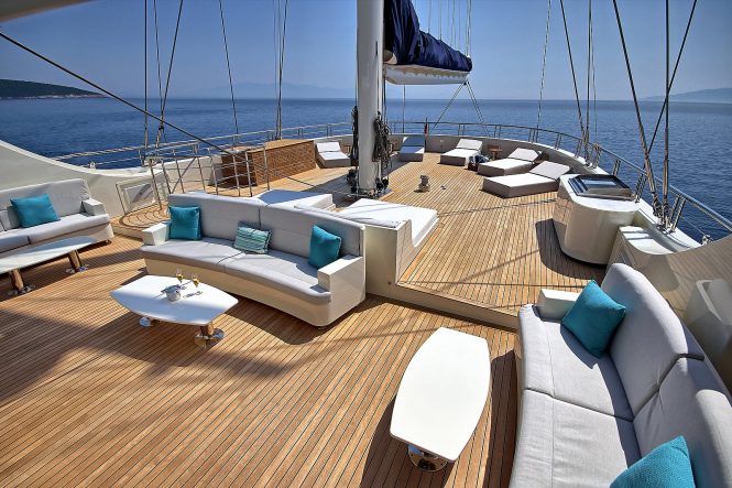 50m MEIRA - sunbathing and seating area aft