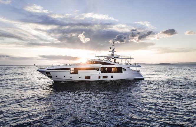 MR. OH exterior profile at anchor - Azimut Grande 35M