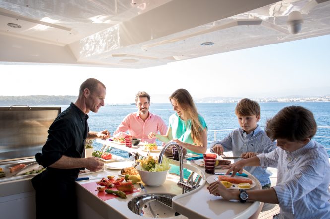 Sky-lounge Bar - superyacht Majesty 100