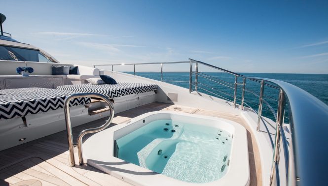 forward deck with Jacuzzi