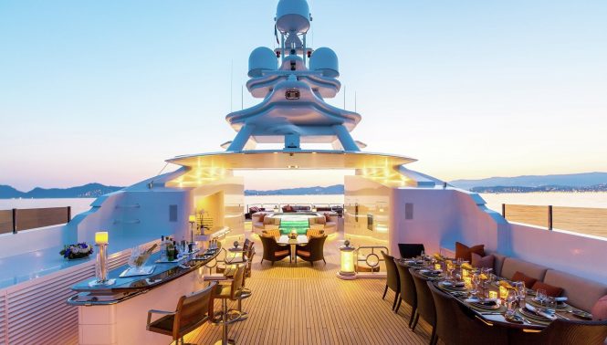 Alfresco dining with bar