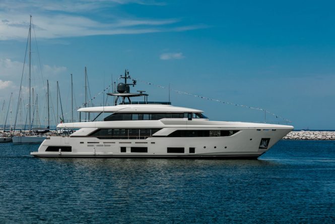 Custom Line Navetta 37 profile at launch