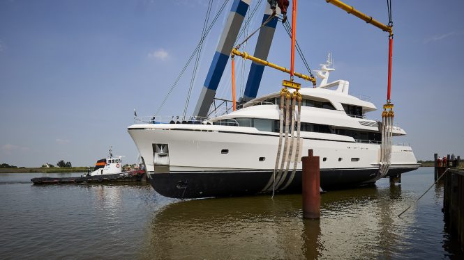 Moonen Martinique YN197 BRIGADOON hitting water