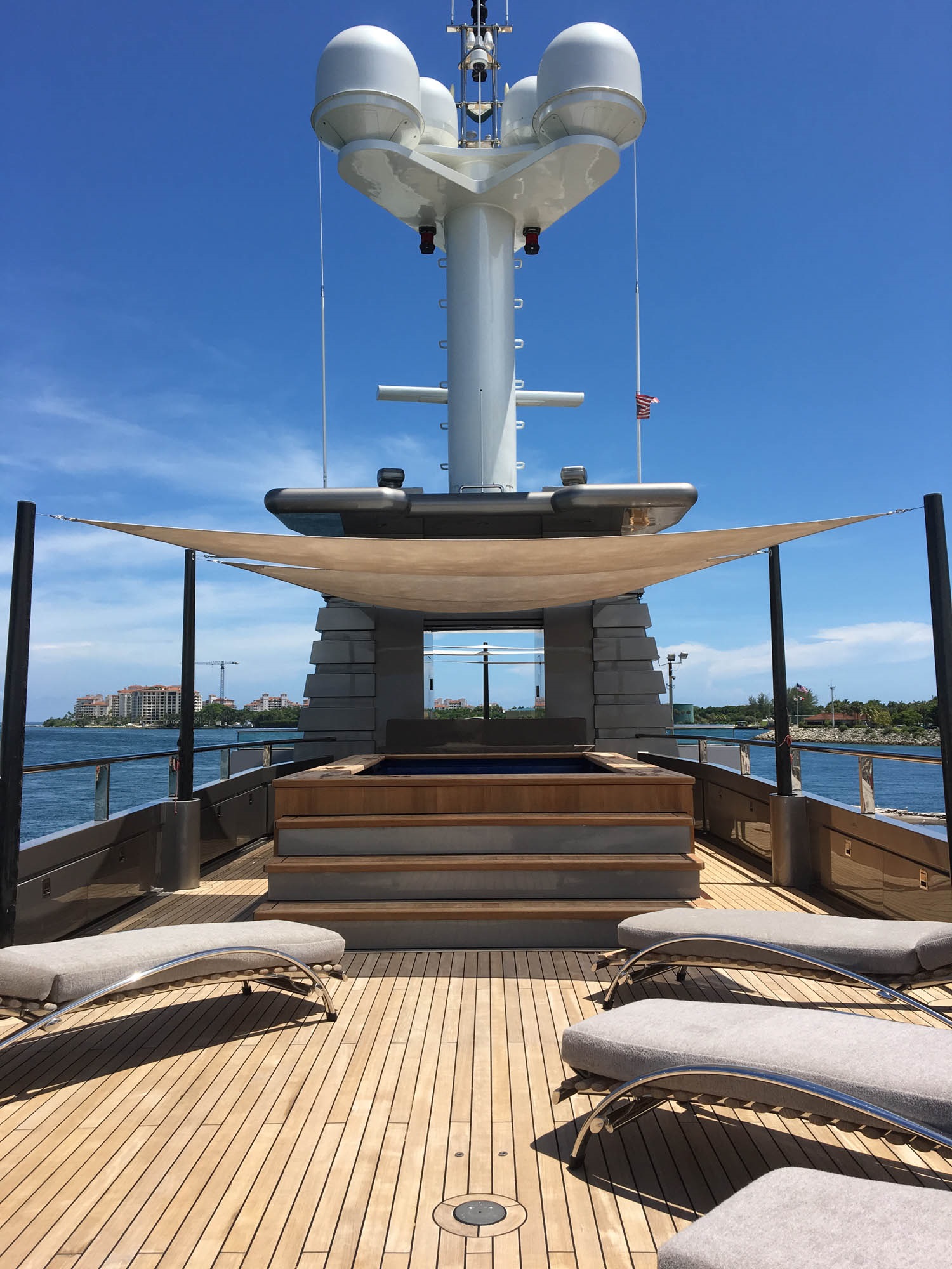 Upper deck and Jacuzzi