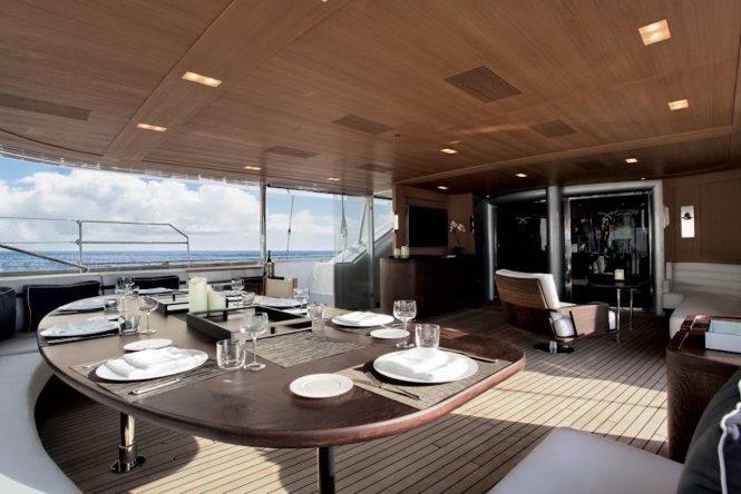 Aft deck alfresco dining