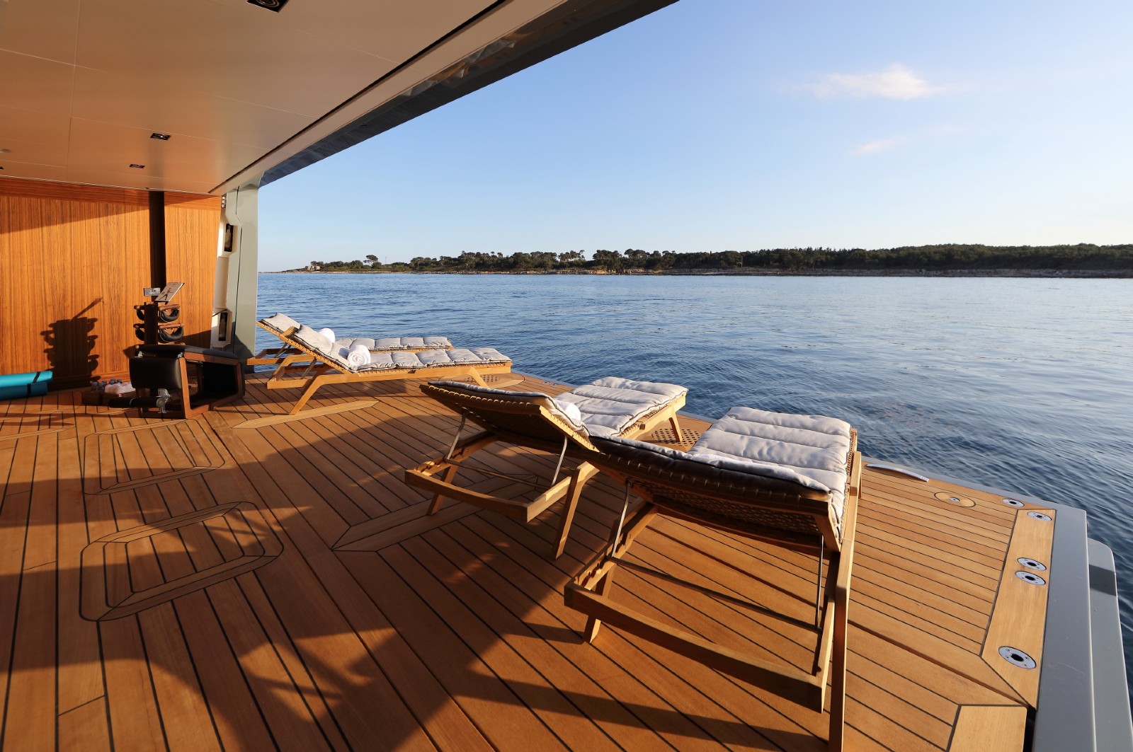 Expedition yacht PLANET NINE - sunbathing 