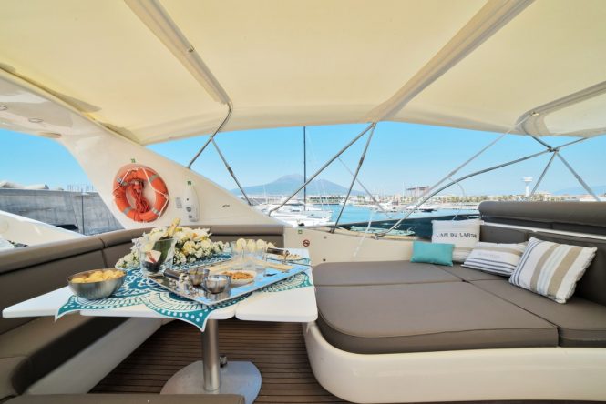 Flybridge with lounging area and alfresco dining possibility