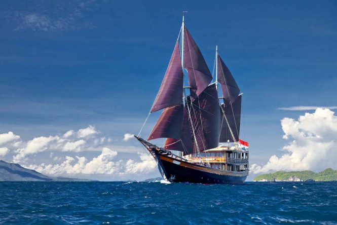 The fabulous traditional sailing yacht DUNIA BARU