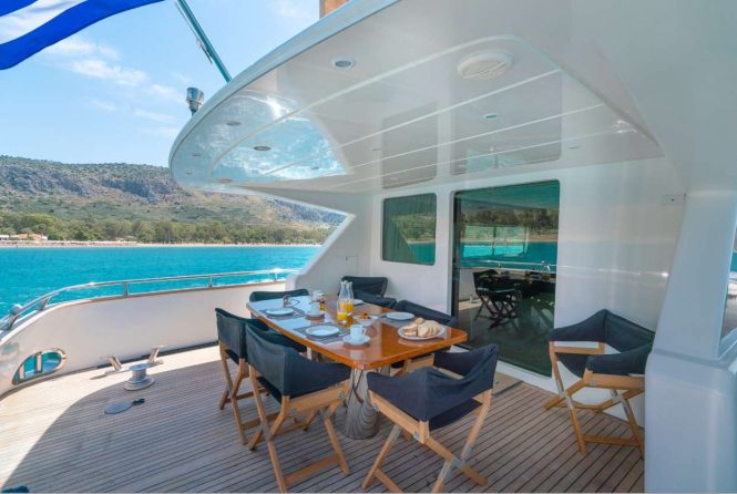 Aft deck with alfresco dining option