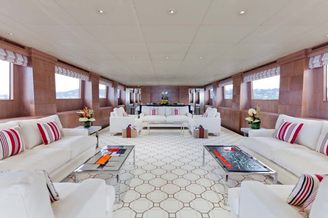 Spacious saloon with plenty of seating