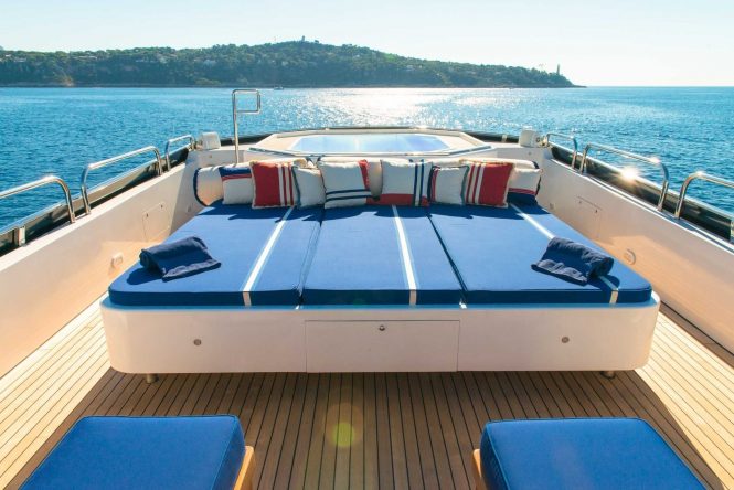 Sunbathing area and Jacuzzi