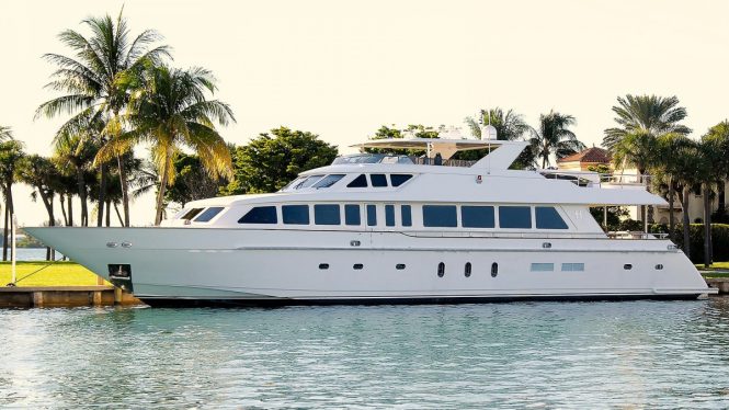 BEACHFRONT motor yacht