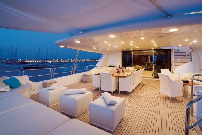Expansive aft deck offering an al fresco dining possibility
