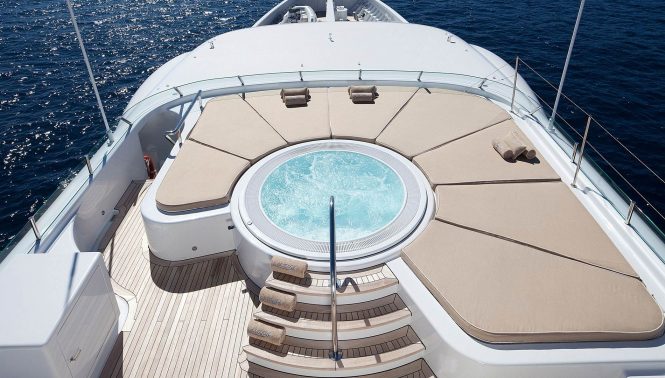 Fab Jacuzzi with plenty of sunbathing areas