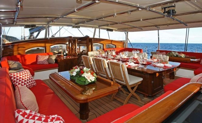Fabulous alfresco dining possibility on board