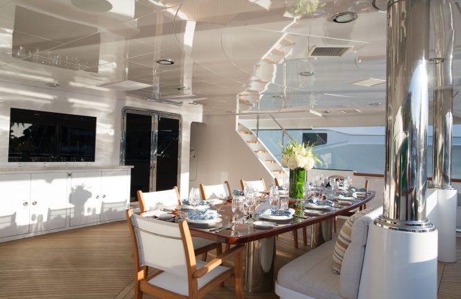 Fantastic aft deck with an alfresco dining set up