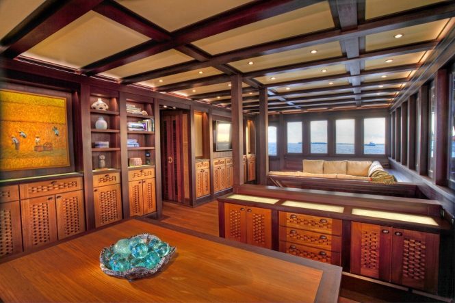 Spacious saloon for celebrations and socialising