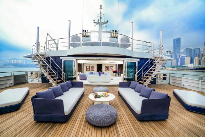 Aft deck seating and entertainment area