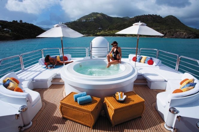 Fantastic on deck Jacuzzi hot tub
