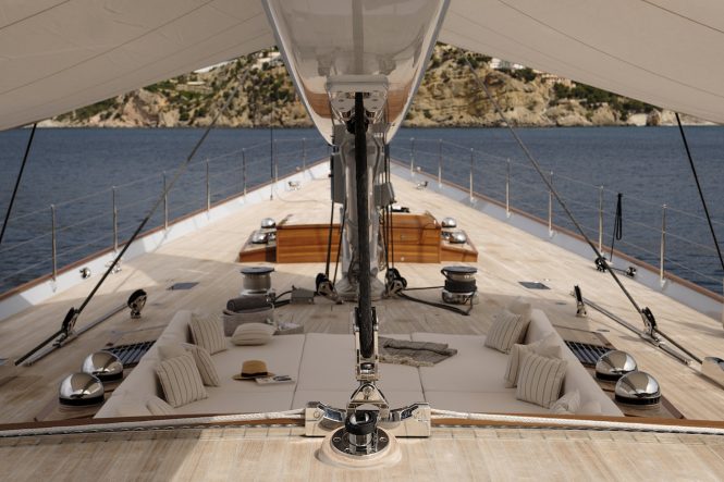 Foredeck lounging area - Photo Carlo Baroncini