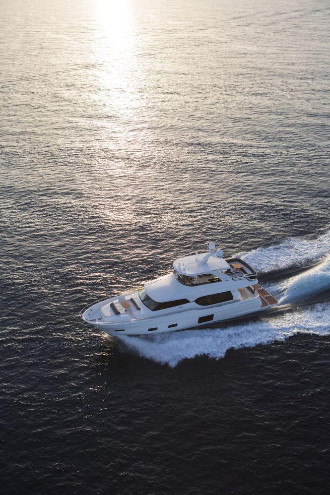 Luxury yacht Ocean Alexander 70e