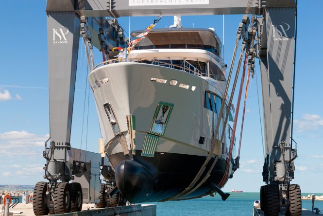 Mimi La Sardine about to hit water