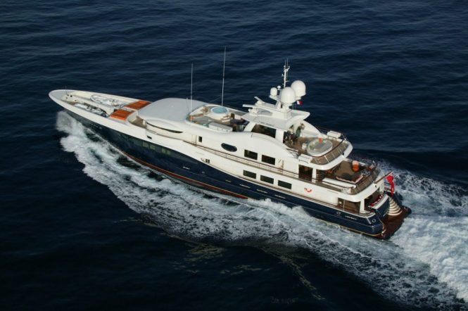 DENIKI - Motor yacht cruising