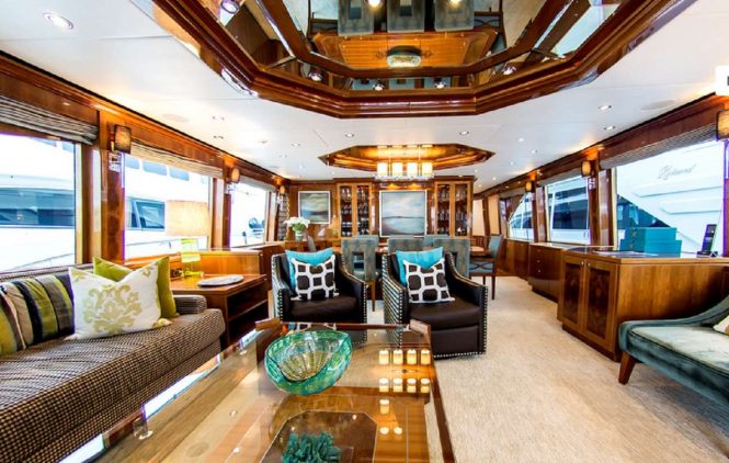 Elegant saloon with modern decor