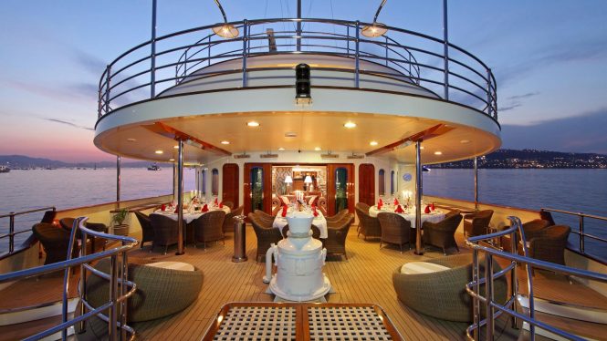 Large groups of friends and family, or corporate guests can be seated on the spacious aft deck for dining