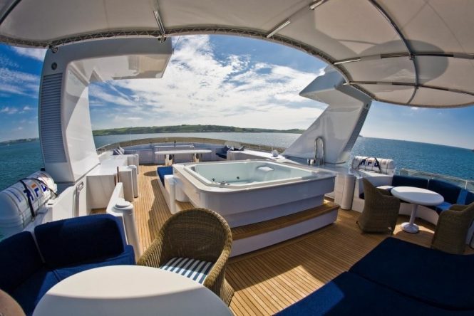 Sun deck with bar and Jacuzzi