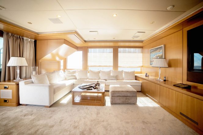 Upper saloon with plenty of sunshine