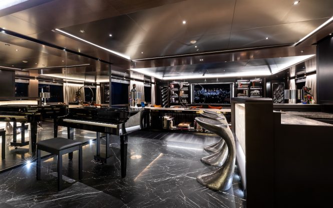 skylounge with piano and bar