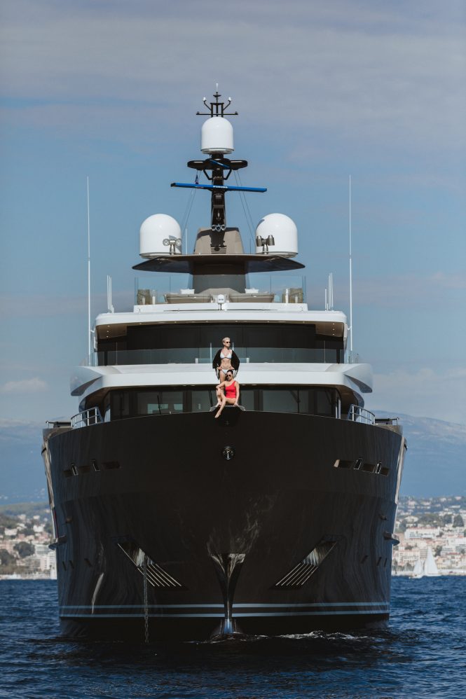 superyacht SOLO bow lifestyle