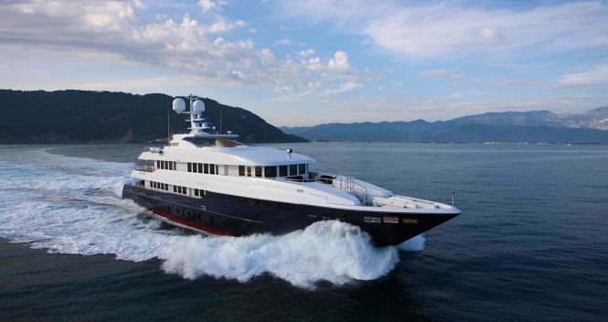 Motor Yacht ZALIV III cruising