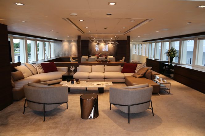 Saloon with dining area