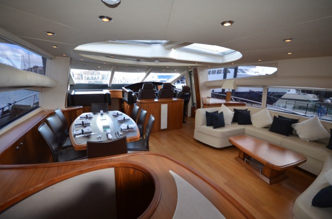 Motor yacht HOOLIGAN - Salon looking forward