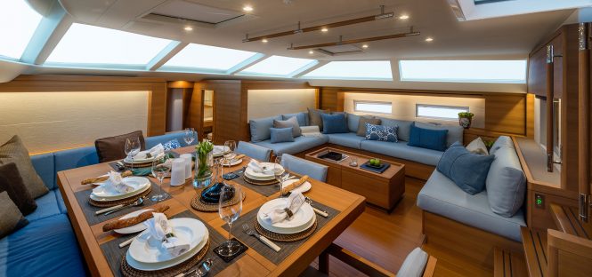 Welcoming saloon with a nice dining area to accommodate all guests