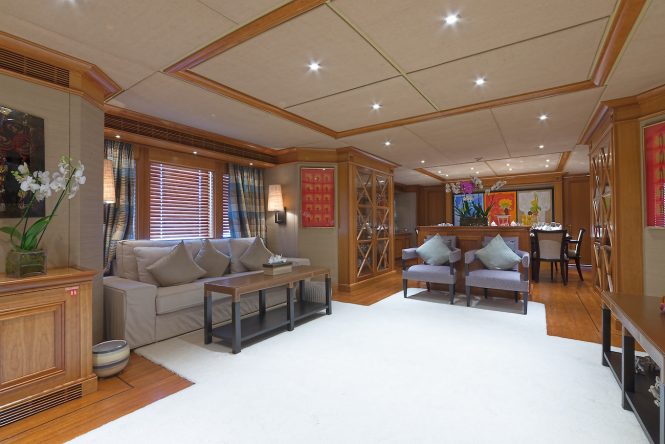 Spacious saloon with formal dining area