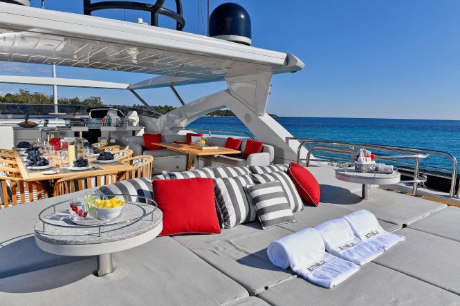 fantastic sun deck with alfresco dining