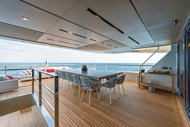 Aft deck alfresco dining