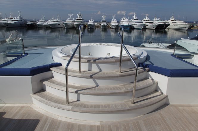 Fabulous Jacuzzi tub with sun pads