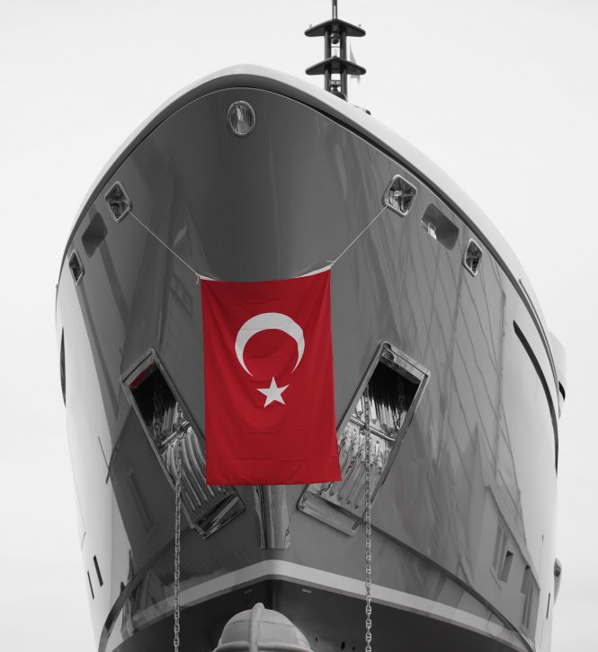 Motor yacht LILIUM at launch - bow