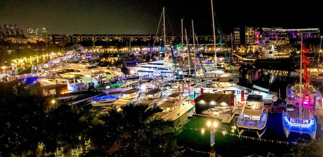 Singapore Yacht Show 2019 at night 