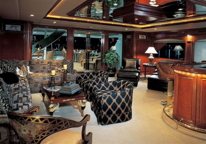Sumptuous saloon with a bar