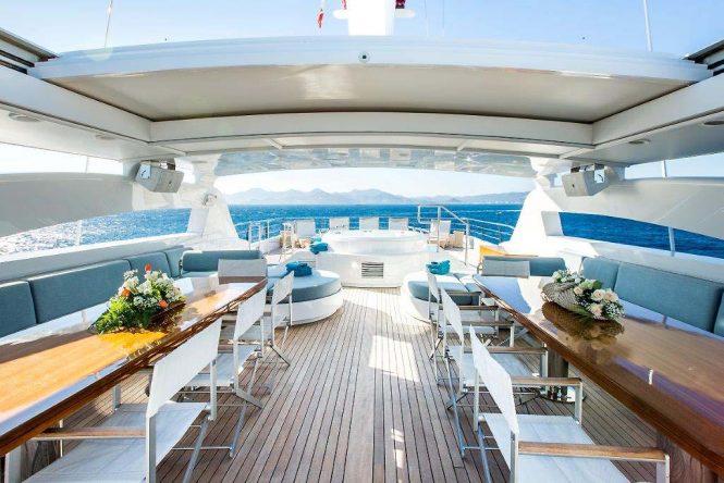 Sun deck with jacuzzi