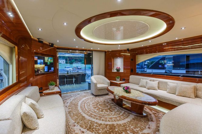 Comfortable saloon with plenty of seating for all